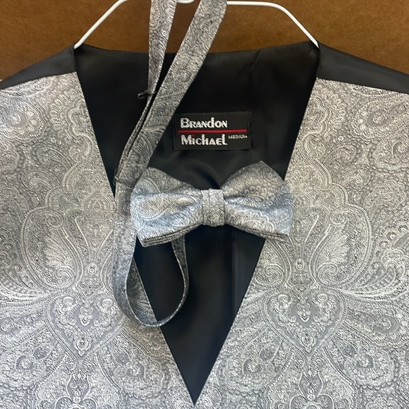 Retro Paisley Silver Tuxedo Vest and Bow Tie Size Medium great condition - Picture 2 of 3